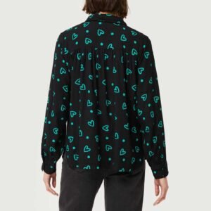 Camisa con estampado de corazones verdes